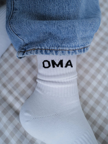 Weisse Socken von FAMVIBES mit schwarzem Schriftzug OMA