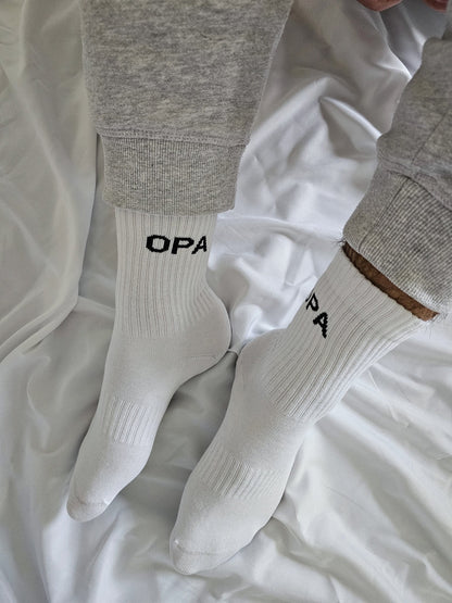 Weisse Socken von FAMVIBES mit schwarzem Schriftzug OPA