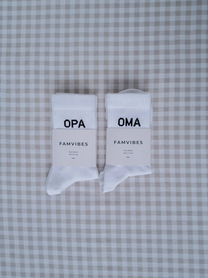 Weisse Socken von FAMVIBES mit schwarzem Schriftzug OPA