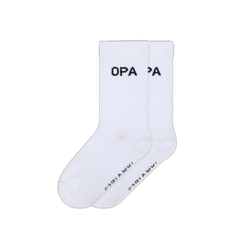 Weisse Socken von FAMVIBES mit schwarzem Schriftzug OPA
