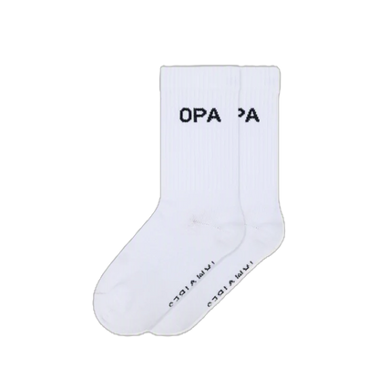 Weisse Socken von FAMVIBES mit schwarzem Schriftzug OPA