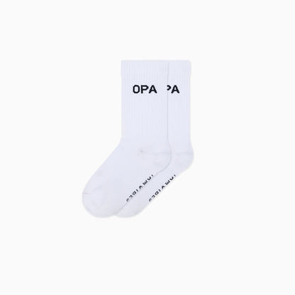 Weisse Socken von FAMVIBES mit schwarzem Schriftzug OPA