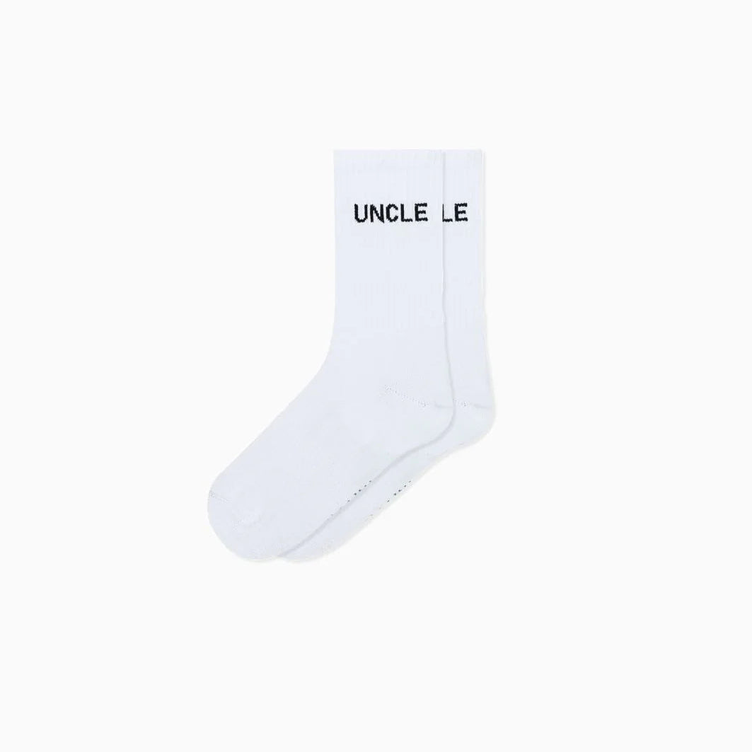 Weiße Socken mit schwarzem Schriftzug UNCLE, klassisches Socken-Design aus Baumwollmischung.