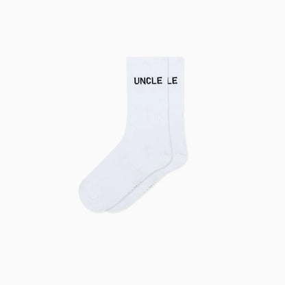 Weiße Socken mit schwarzem Schriftzug UNCLE, klassisches Socken-Design aus Baumwollmischung.