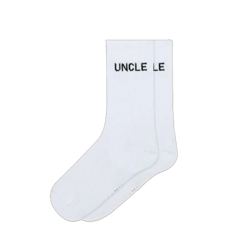 Weiße UNCLE Socken mit schwarzem Schriftzug, klassisches Socken-Design aus Baumwollmischung, flach liegend fotografiert.
