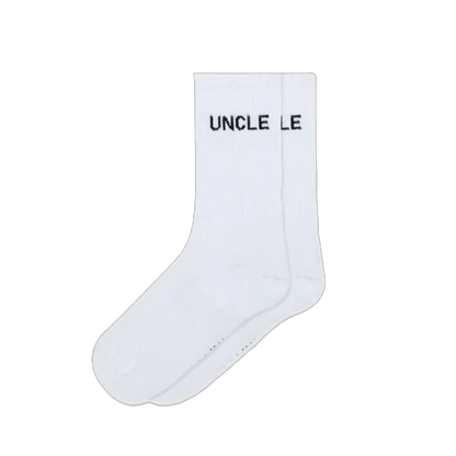 Weiße UNCLE Socken mit schwarzem Schriftzug, klassisches Socken-Design aus Baumwollmischung, flach liegend fotografiert.