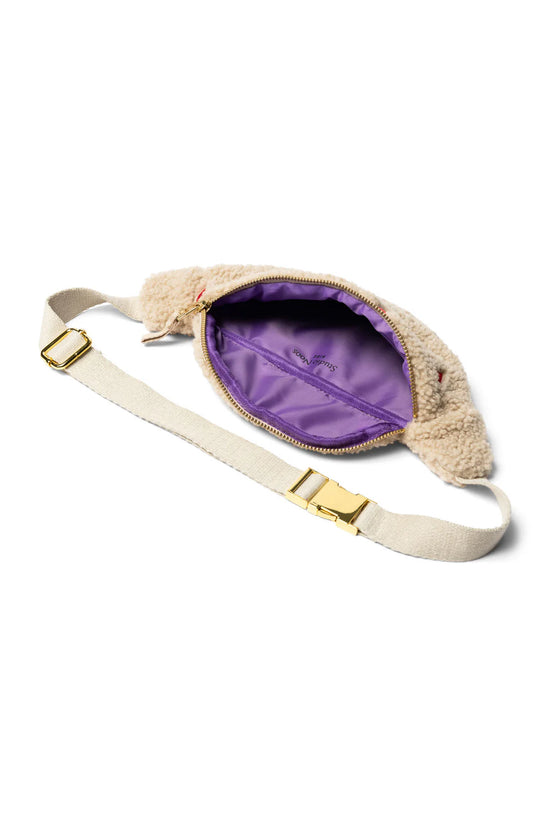 Mit Herzen bestickte Crossbody Bag für Kinder und Jugendliche aus Teddystoff von Studio Noos. Jede Tasche ist ein Unikat.