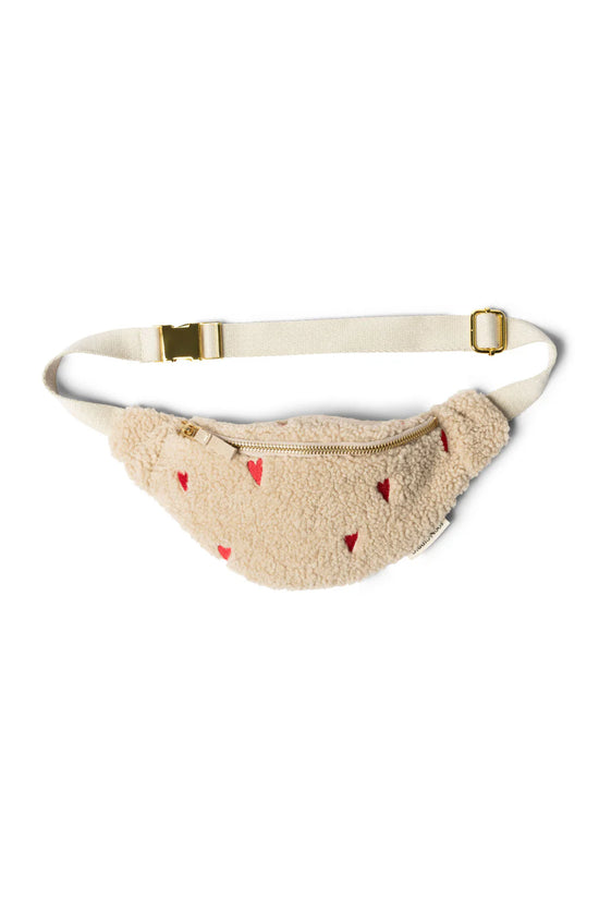 Mit Herzen bestickte Crossbody Bag für Kinder und Jugendliche aus Teddy von Studio Noos. Jede Tasche ist ein Unikat.