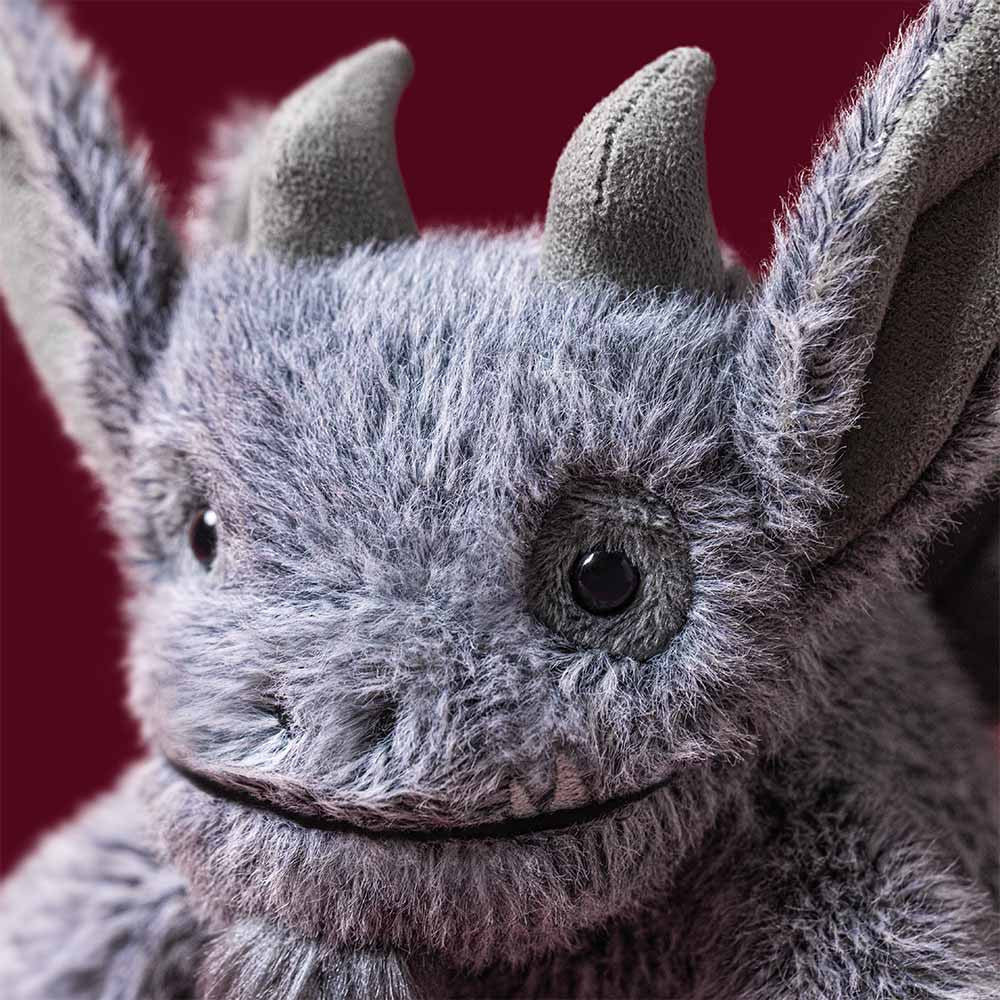 Detailansicht vom trolligen Gesicht des Jellycat Growlston Gargoyle mit kleinen Zähnchen