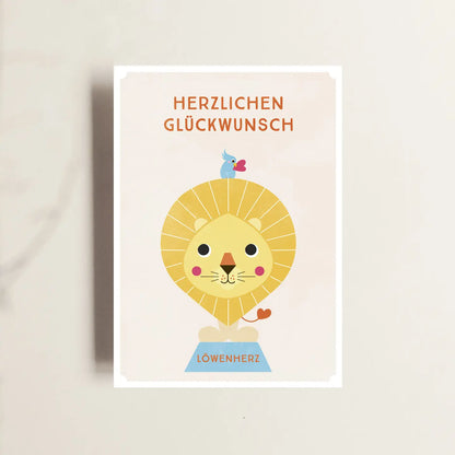 Glückwunschkarte zum Geburtstag. Löwe auf Podest.