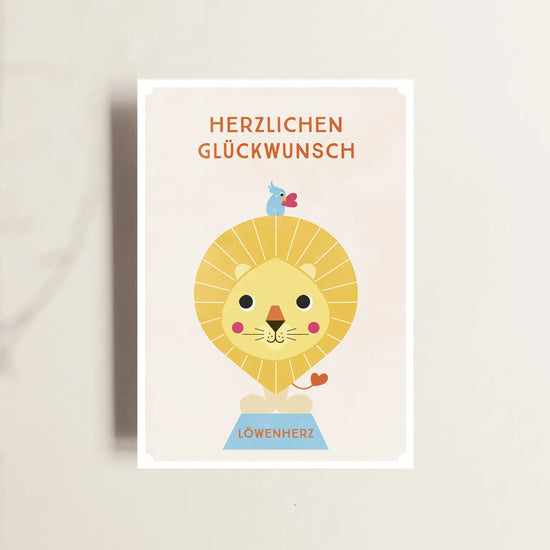 Glückwunschkarte zum Geburtstag. Löwe auf Podest.