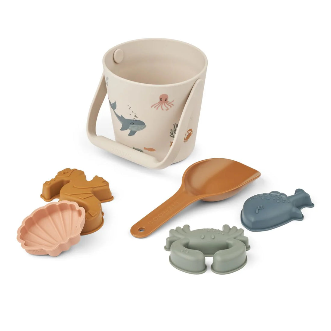 Strandspielzeug Set Gilma Meerestiere von Liewood bestehend aus Eimer, Schaufel und vier Sandförmchen (Muschel, Seepferdchen, Krebs, Fisch).