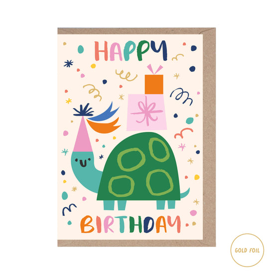 Grußkarte mit Umschlag: Happy Birthday Schriftzug und einer feiernden Schildkröte.