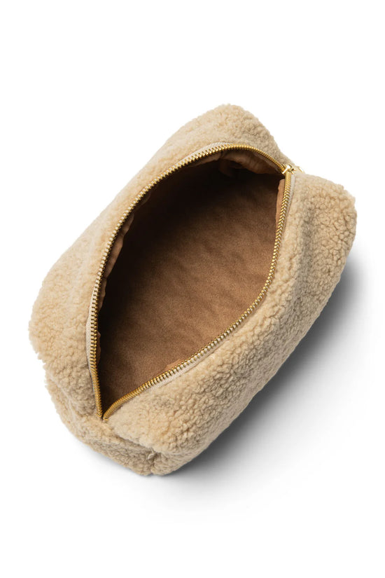 Kleine Kulturtasche aus Teddystoff von Studio Noos. 