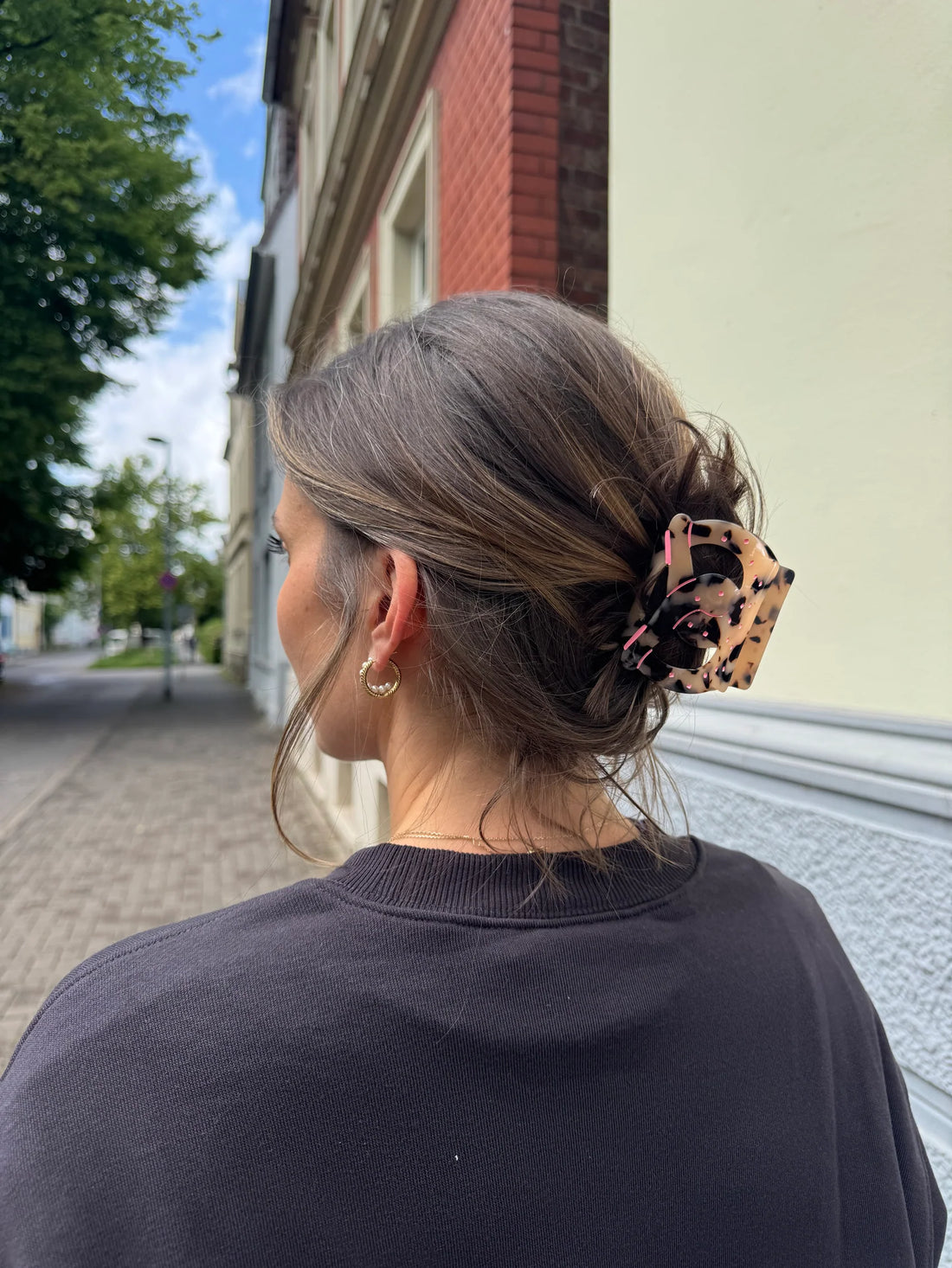 Tragefoto der Haarklammer in Brezelform im pink-leo Design von by Vivi.