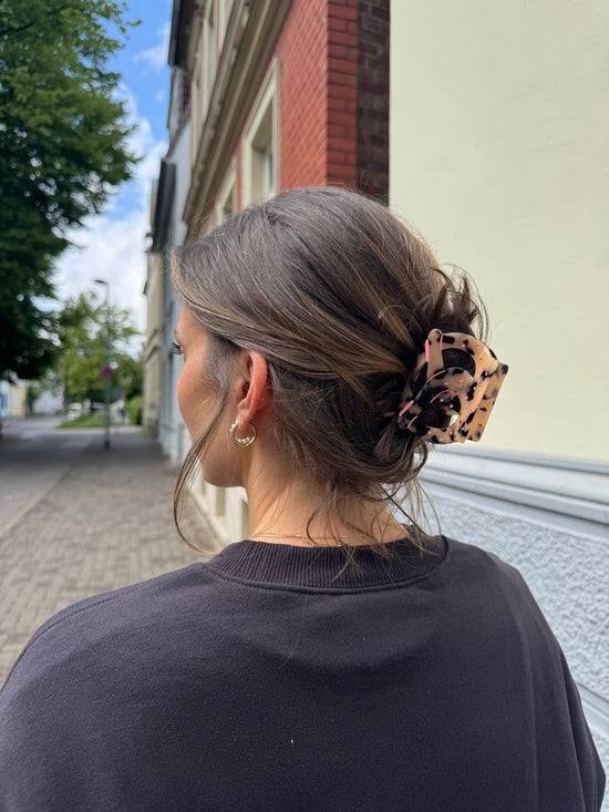 Tragefoto der Haarklammer in Brezelform im pink-leo Design von by Vivi.