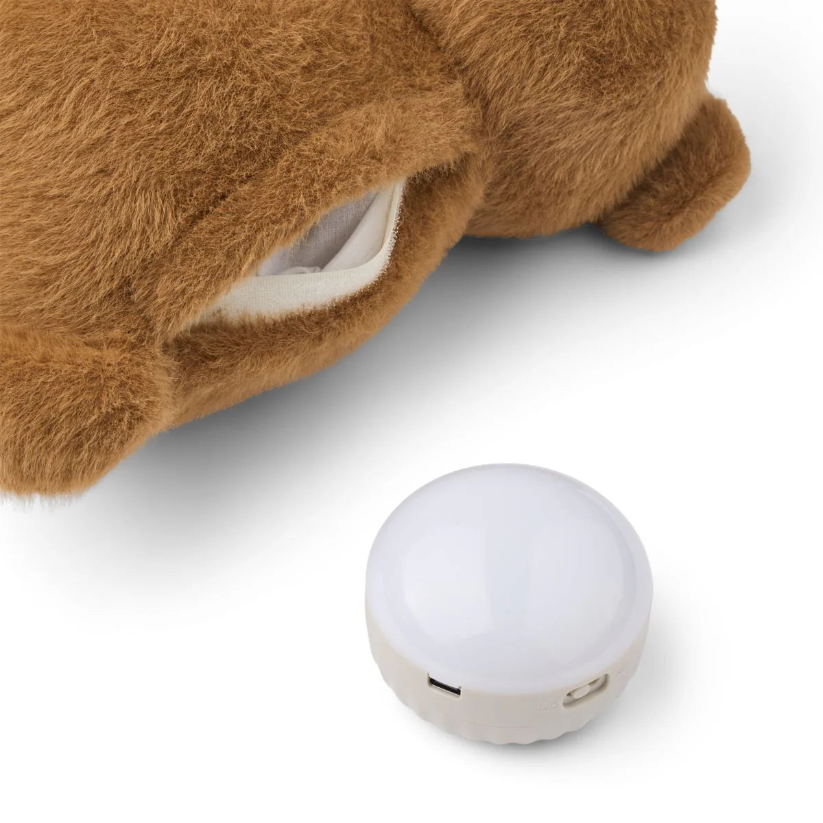 Der Teddy hilft Babys mit vielen beruhigenden Geräuschen beim Einschlafen.