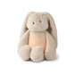 Der Teddy hilft Babys mit vielen beruhigenden Geräuschen beim Einschlafen.
