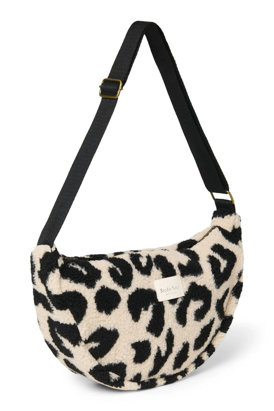 Crossbody Bag für Erwachsene aus Teddystoff im Kuhflecken Design von Studio Noos. Jede Tasche ist ein Unikat.