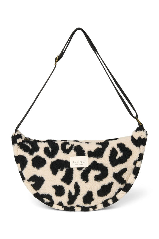 Crossbody Bag für Erwachsene aus Teddystoff im Kuhflecken Design von Studio Noos. Jede Tasche ist ein Unikat.