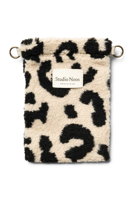 Phone Bag aus Teddystoff im Kuhflecken Design von Studio Noos. Jede Tasche ist ein Unikat.