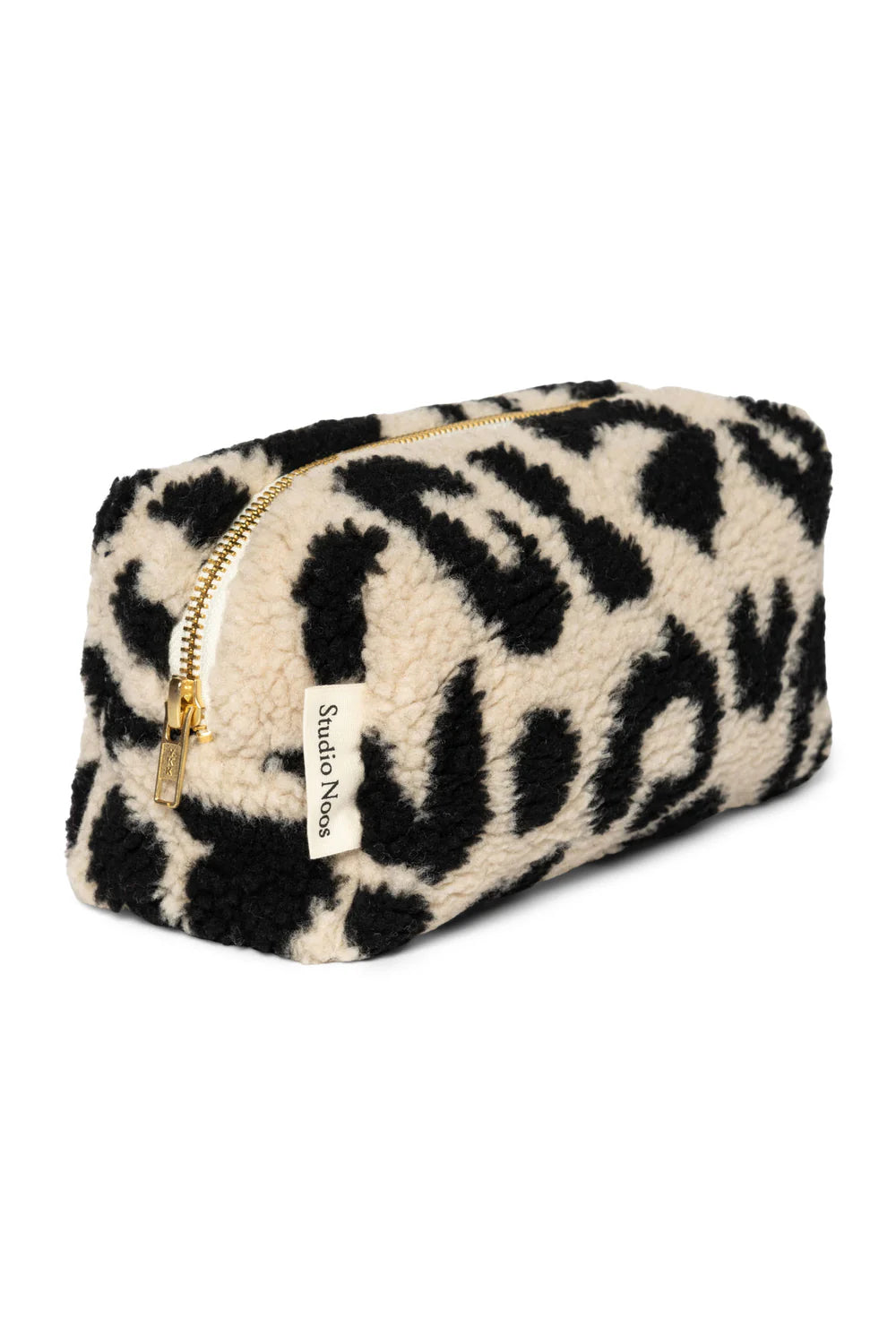 Kleine Kulturtasche aus Teddystoff mit Kuhflecken von Studio Noos. 