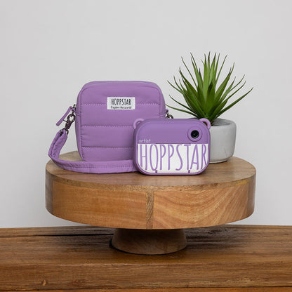 Kinderkamera Artist und Kameratasche Bag Midi beide in der Farbe lila von Hoppstar.