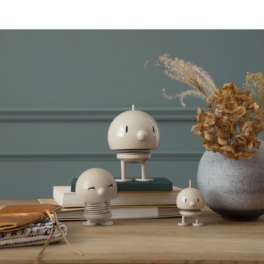 Hoptimist „Bumble“, L, Latte – fröhliche Wackelfigur, Designfigur und kleiner Glücksbringer für Zuhause &amp; Büro