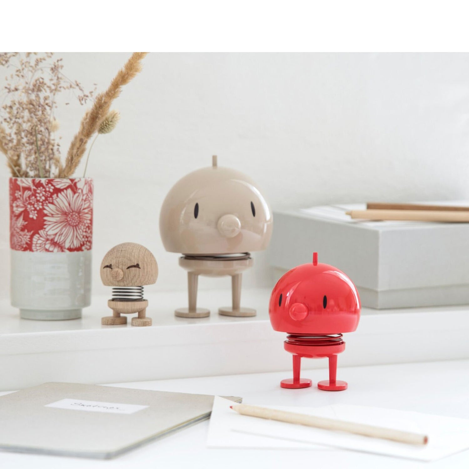 Hoptimist „Bumble“, L, Latte – fröhliche Wackelfigur, Designfigur und kleiner Glücksbringer für Zuhause &amp; Büro