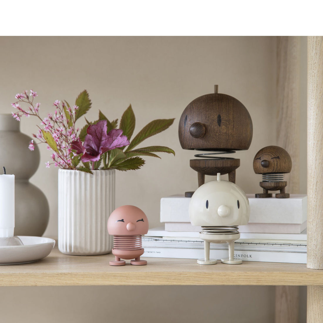 Hoptimist „Bumble“, M, Latte – fröhliche Wackelfigur, ausgefallene Geschenkidee und kleiner Glücksbringer für Kinder