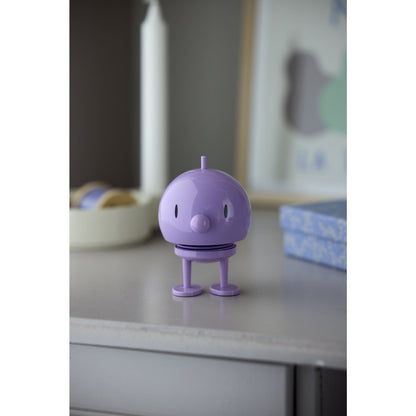 Hoptimist „Bumble“, M, Lavendel – fröhliche Wackelfigur, ausgefallene Geschenkidee und kleiner Glücksbringer für Kinder