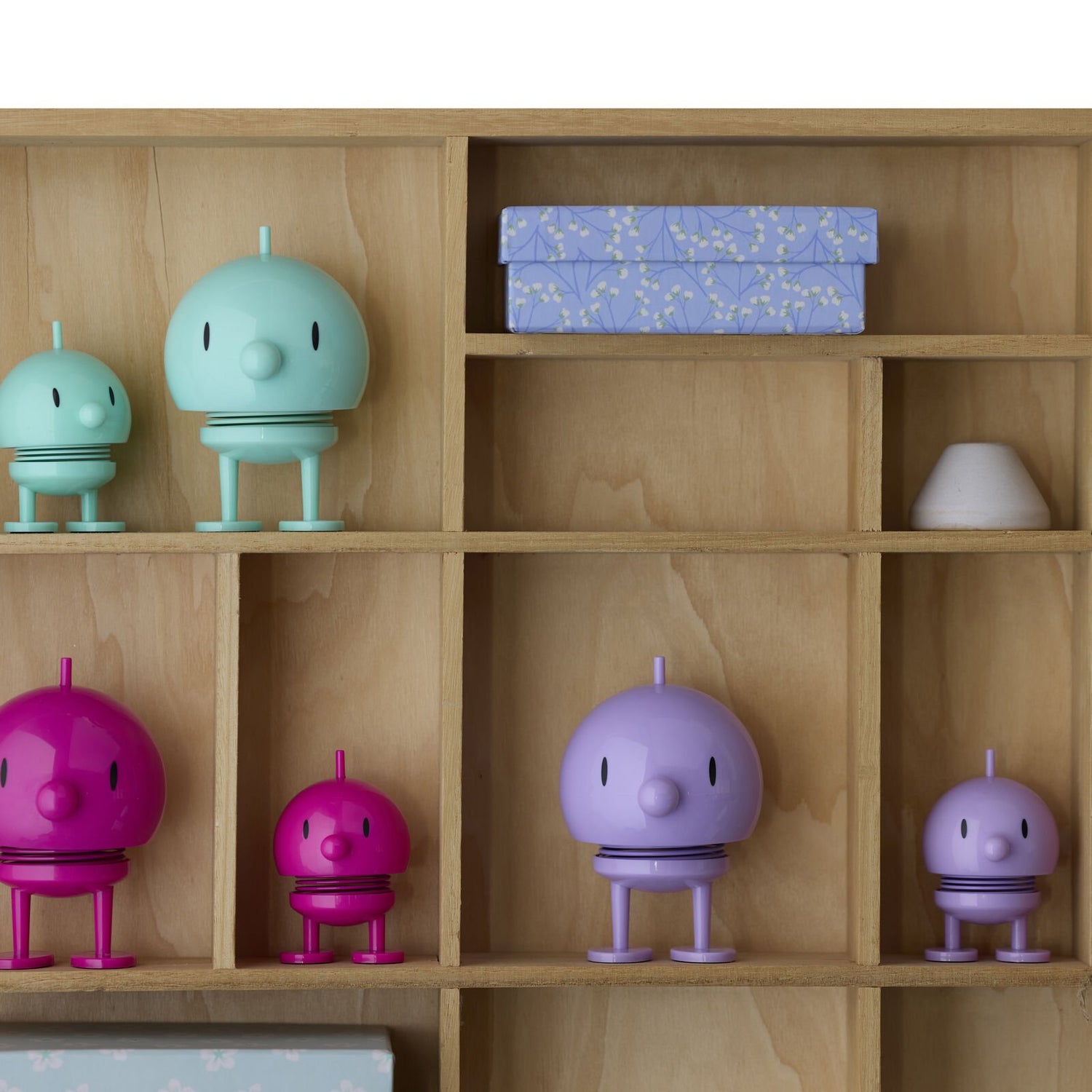 Hoptimist „Bumble“, M, Lavendel – fröhliche Wackelfigur, ausgefallene Geschenkidee und kleiner Glücksbringer für Kinder