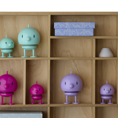 Hoptimist „Bumble“, M, Lavendel – fröhliche Wackelfigur, ausgefallene Geschenkidee und kleiner Glücksbringer für Kinder