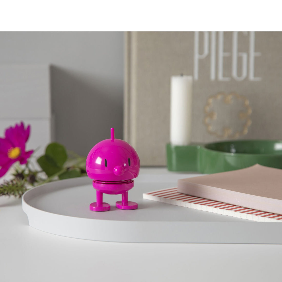 Hoptimist „Bumble“, M, Pink – fröhliche Wackelfigur, ausgefallene Geschenkidee und kleiner Glücksbringer für Kinder