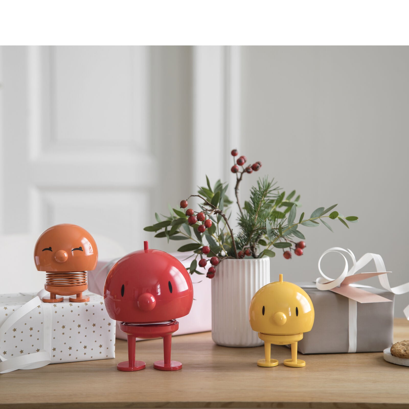 Hoptimist Bumble M in Rot als fröhliche Wackelfigur, ausgefallene Geschenkidee und kleiner Glücksbringer