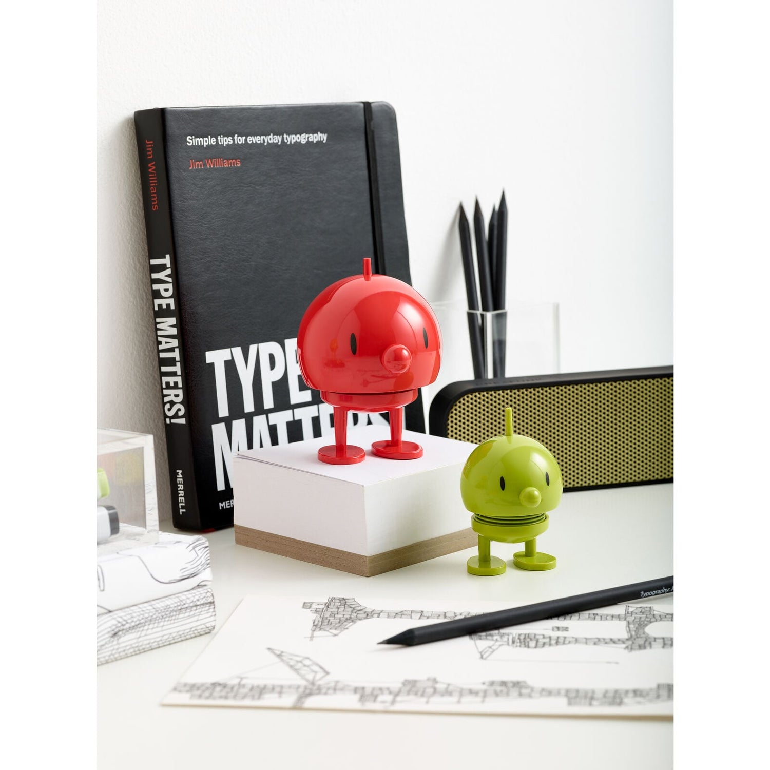 Hoptimist Bumble M in Rot als fröhliche Wackelfigur, ausgefallene Geschenkidee und kleiner Glücksbringer