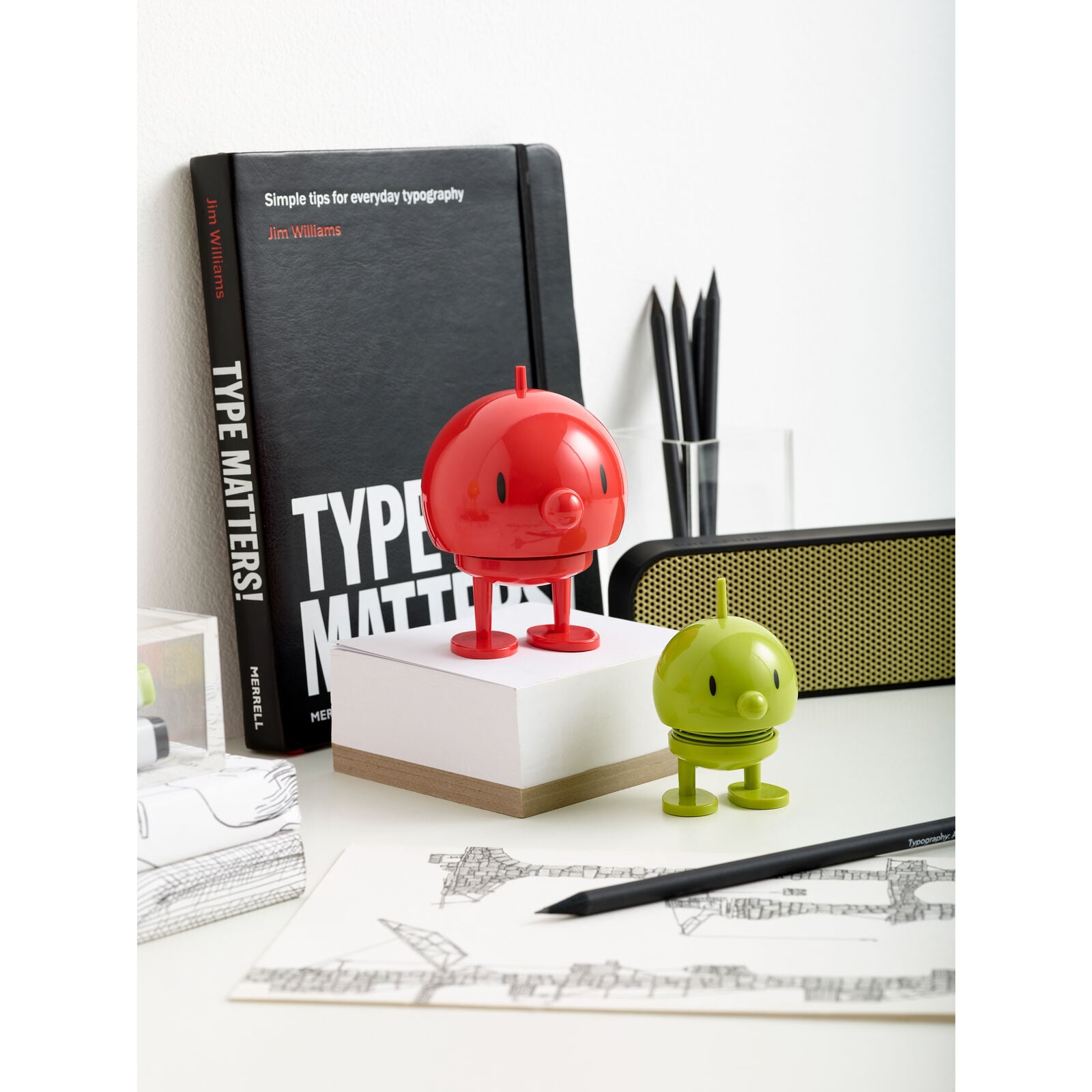 Hoptimist Bumble M in Rot als fröhliche Wackelfigur, ausgefallene Geschenkidee und kleiner Glücksbringer