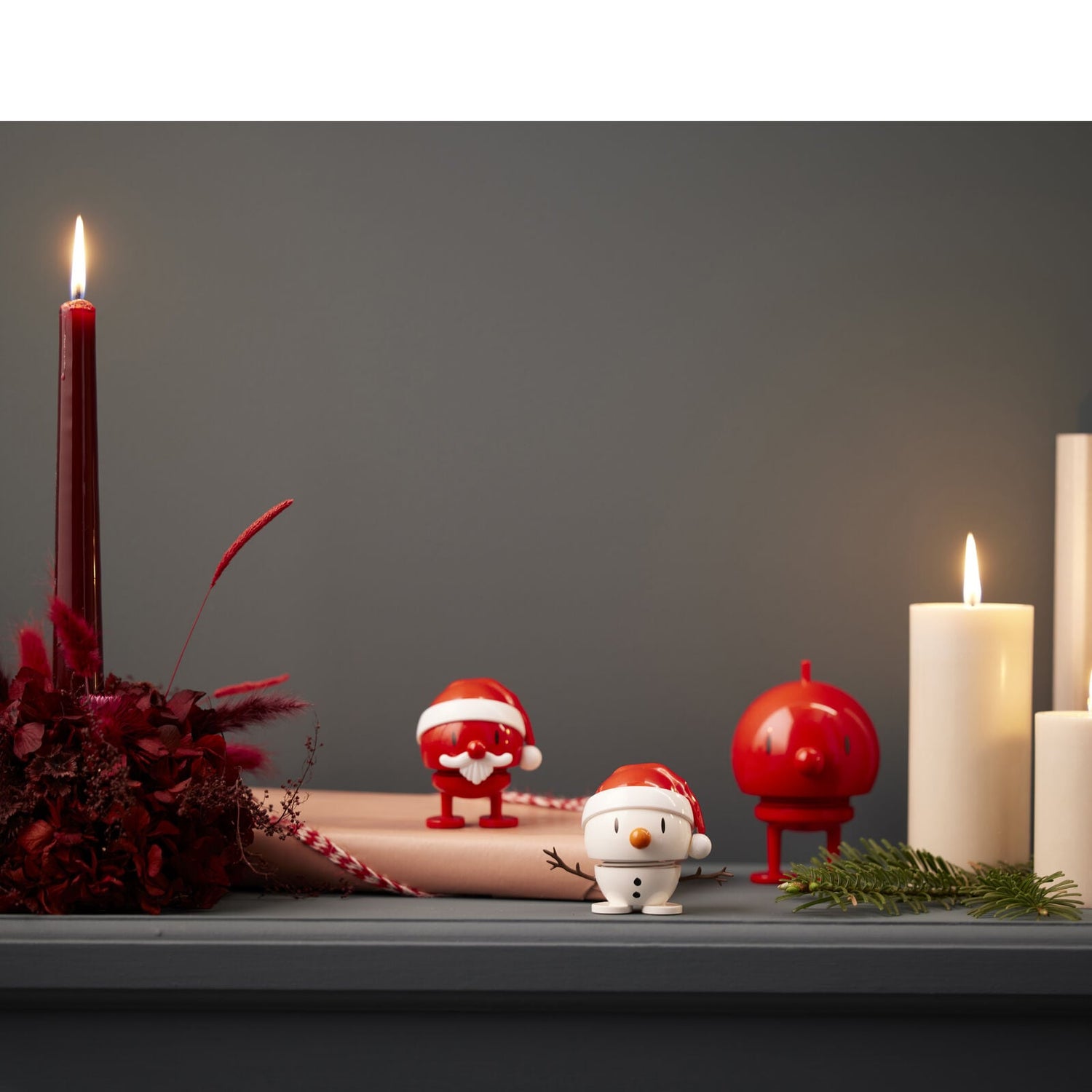 Hoptimist Bumble M in Rot als fröhliche Wackelfigur, ausgefallene Geschenkidee und kleiner Glücksbringer