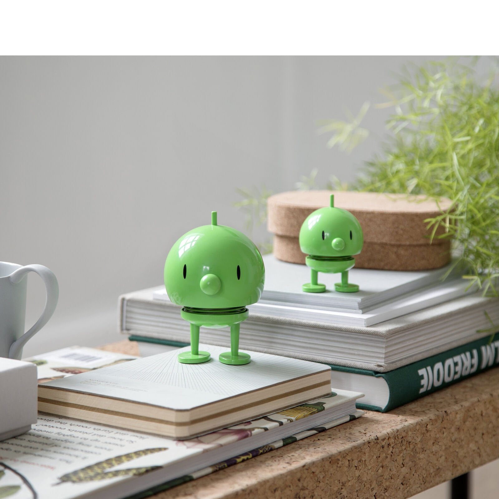 Hoptimist „Bumble“, S, Grün – fröhliche Wackelfigur, zeitlose Designfigur und kleiner Glücksbringer