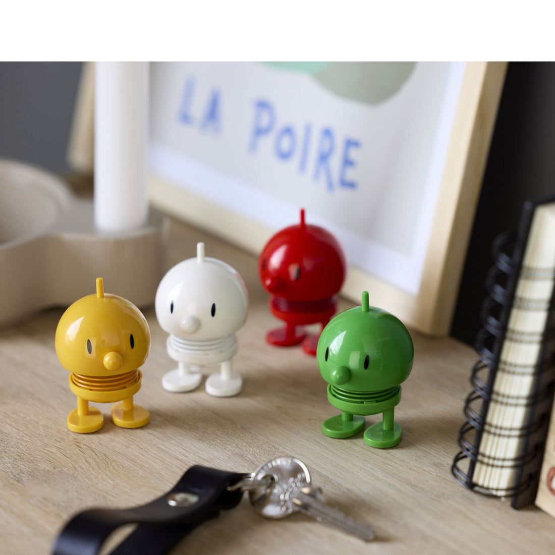 Hoptimist „Bumble“, XS, Weiß – fröhliche Wackelfigur, ausgefallene Geschenkidee und kleiner Glücksbringer für Kinder