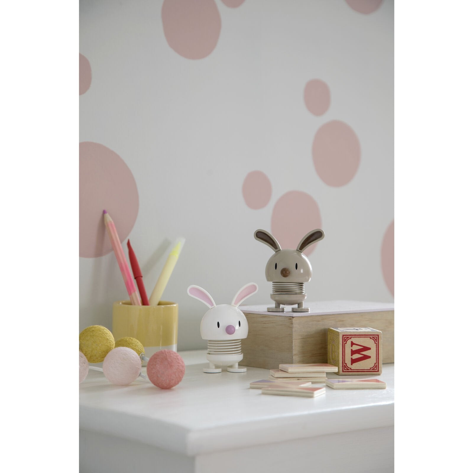 Hoptimist Bunny in Latte, Höhe 9 cm, mit süßen Öhrchen, hüpfende Figur als Osterdeko oder kleine Aufmerksamkeit zu Ostern