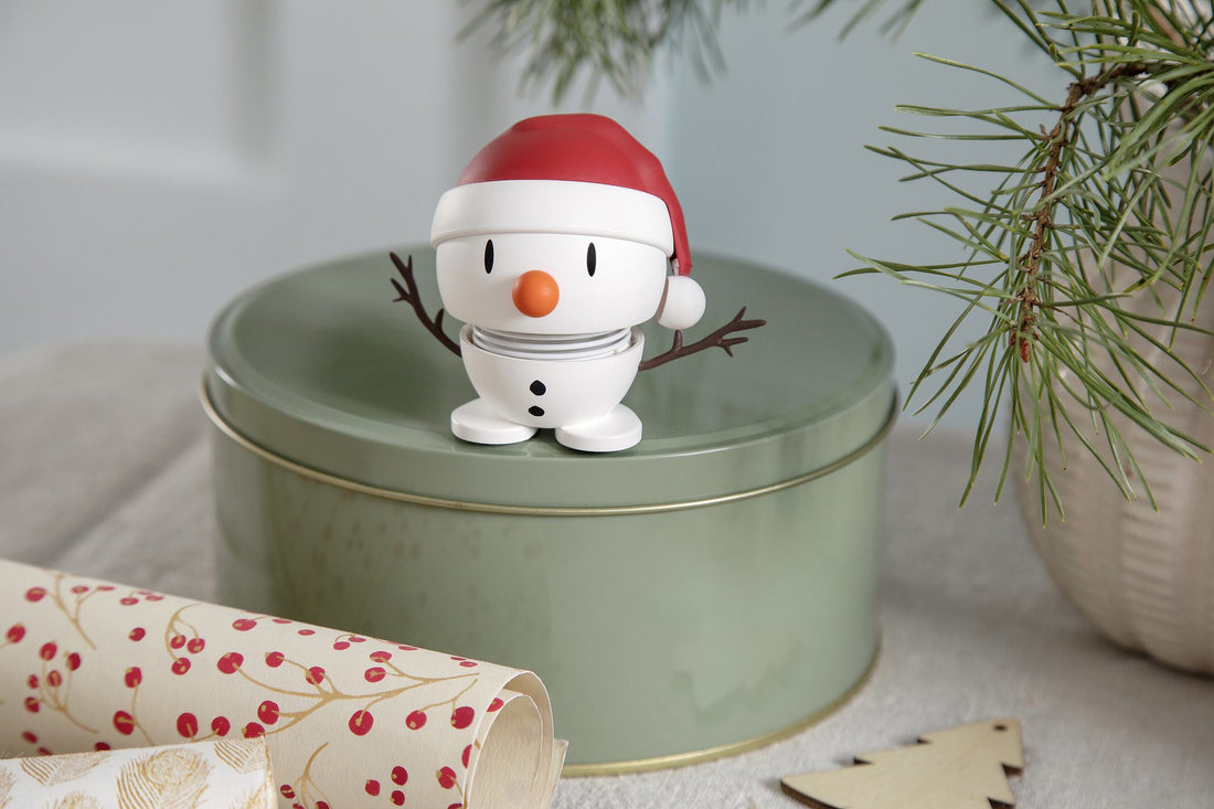 Hoptimist „Soft Santa Snowman“, S, Weiss – fröhliche Wackelfigur, Weihnachtsdeko &amp; kleine Geschenkidee