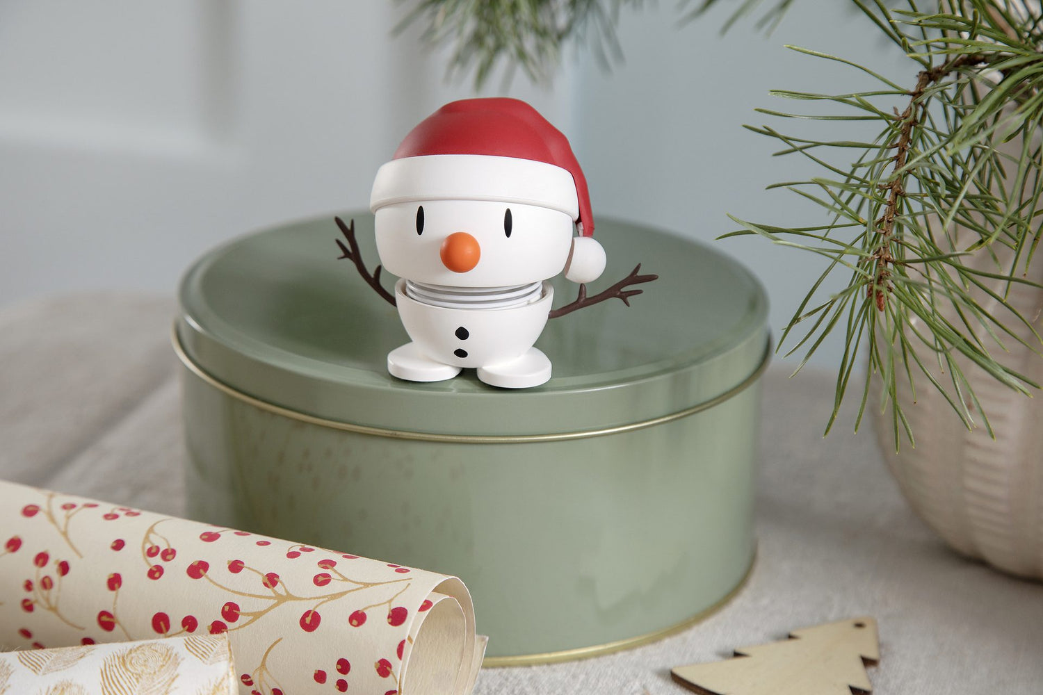 Hoptimist „Soft Santa Snowman“, S, Weiss – fröhliche Wackelfigur, Weihnachtsdeko &amp; kleine Geschenkidee