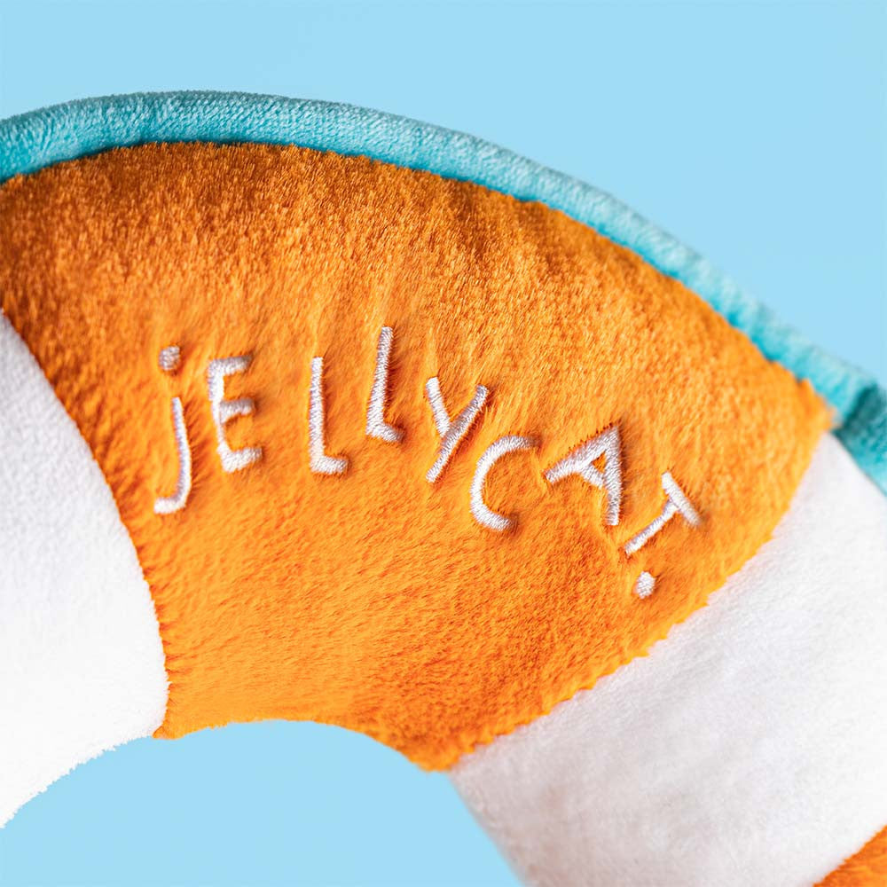 Detailansicht: Jellycat Amuseables Lifering Kuscheltier in Form eines Rettungsrings mit fröhlichem Gesicht und kleinen Beinchen.