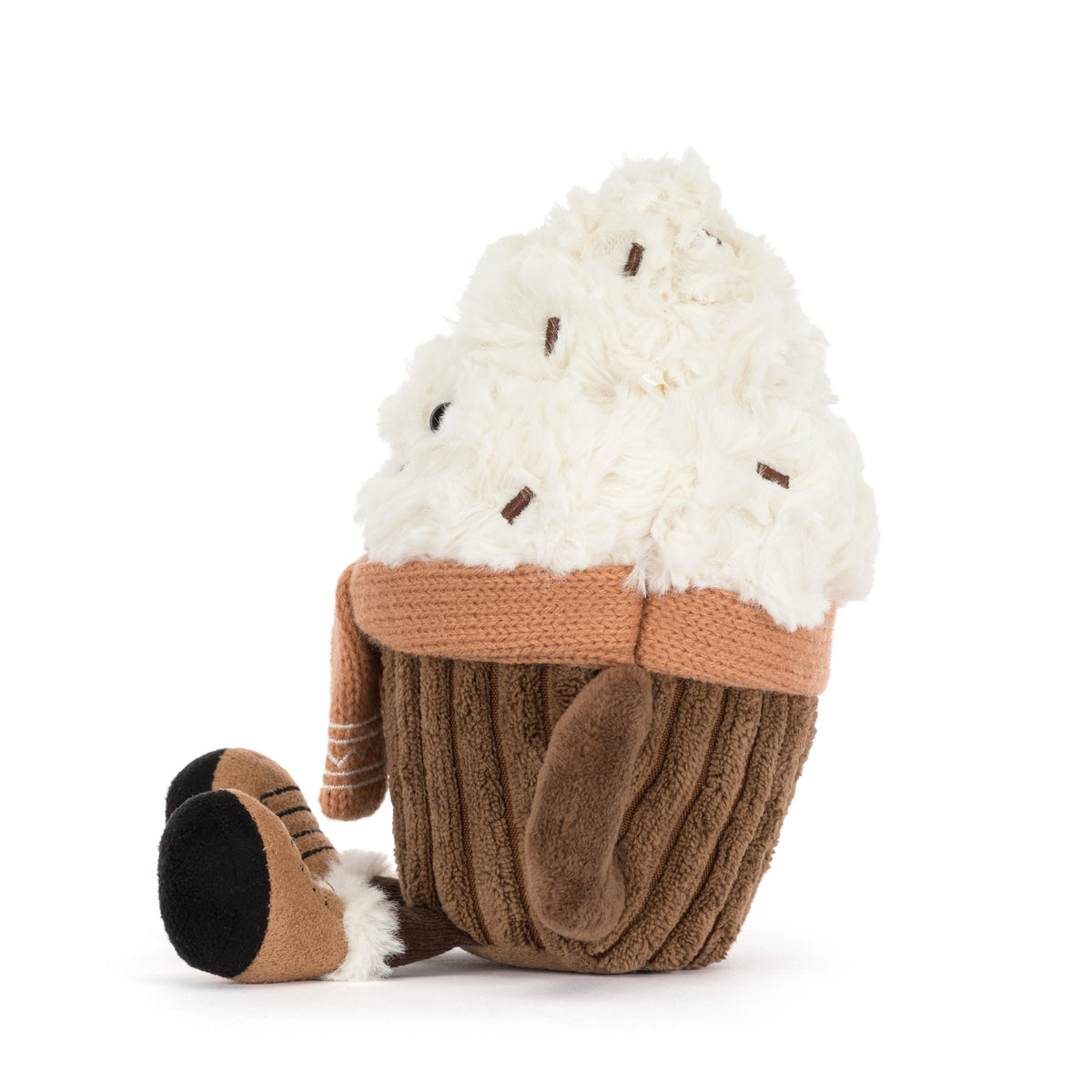 Jellycat Amuseables Scarffles Hot Chocolate – flauschige heiße Schokolade in brauner Tasse mit Sahnehaube, Strickschal und kleinen Füßchen, von der Seite.