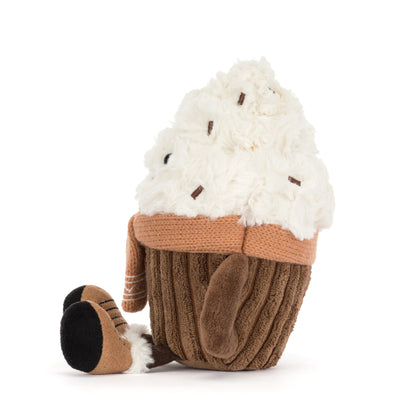 Jellycat Amuseables Scarffles Hot Chocolate – flauschige heiße Schokolade in brauner Tasse mit Sahnehaube, Strickschal und kleinen Füßchen, von der Seite.
