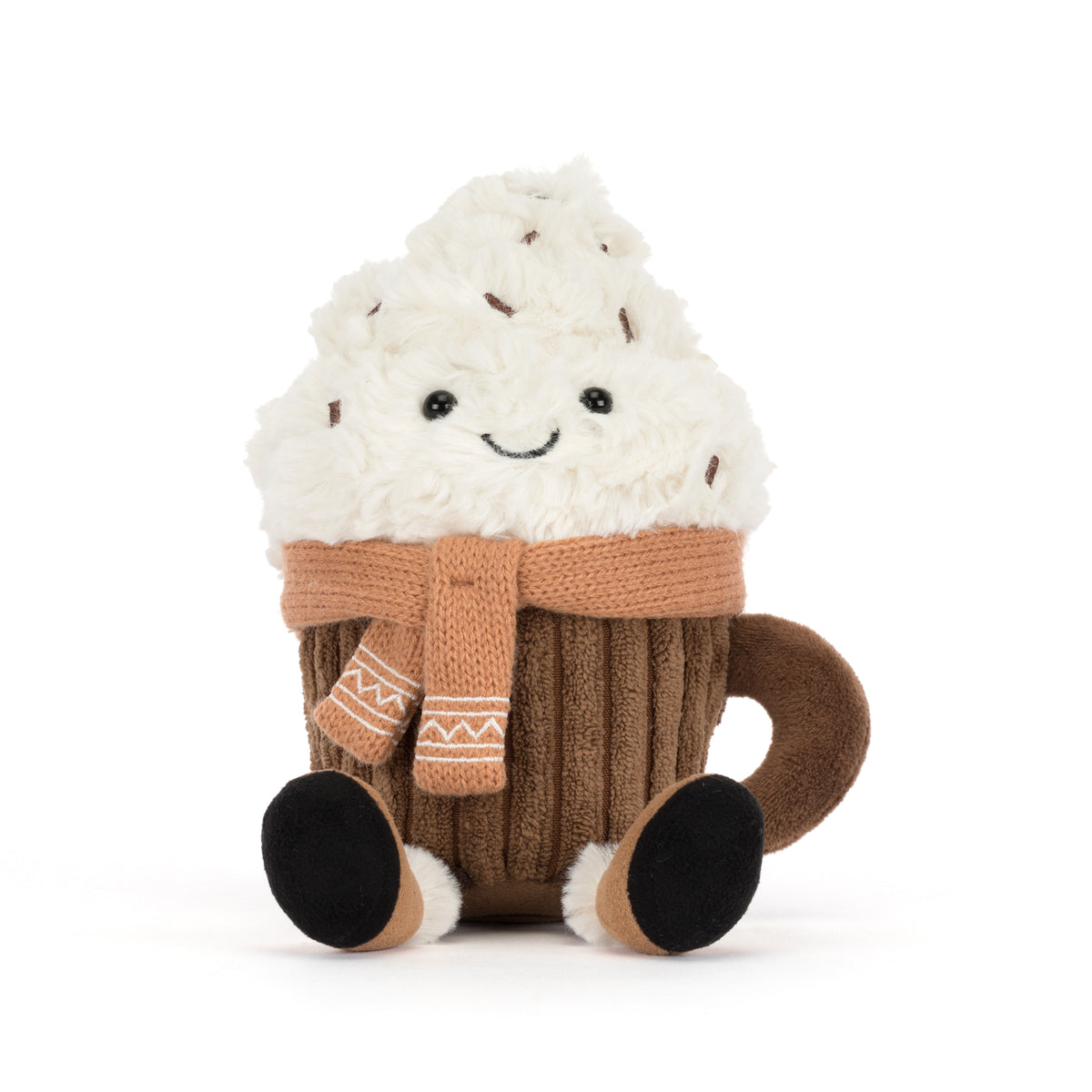 Jellycat Amuseables Scarffles Hot Chocolate – flauschige heiße Schokolade in brauner Tasse mit Sahnehaube, Strickschal, lächelndem Gesicht und kleinen Füßchen, von vorne.