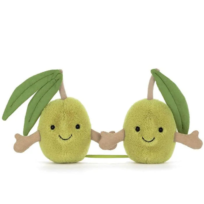 Jellycat Amuseables „Pair of Olives“, grüne Plüsch-Oliven mit Olivenblättern die Händchen halten und lächeln