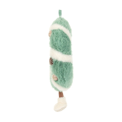 Jellycat Amuseables Pinecone Wreath – flauschiger Weihnachtskranz in Mintgrün und Cremeweiß mit kleinen Tannenzapfen, lächelndem Gesicht und weißen Füßchen, von der Seite.