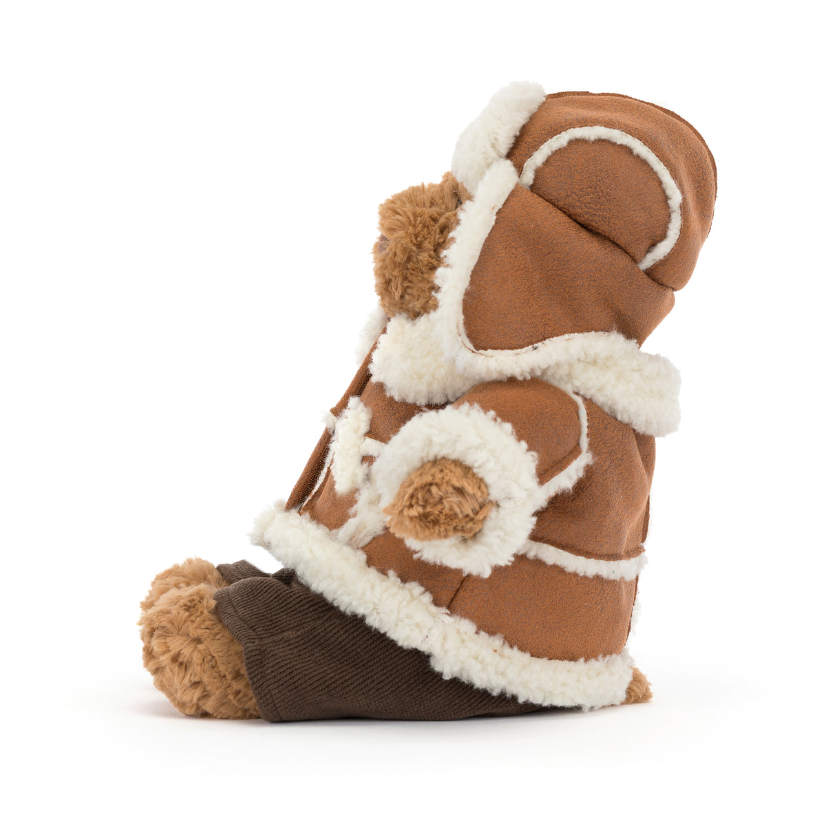 Jellycat Bartholomew Bear Alpine – brauner Kuschelbär mit Pilotenmütze und brauner Winterjacke mit cremeweißem Fellbesatz, von der Seite.
